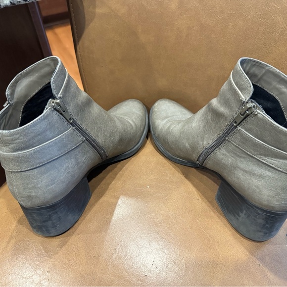 Naturalizer Women’s 9 Gray Ankle Boots with a Modern Minimalist Design - Picture 6 of 9